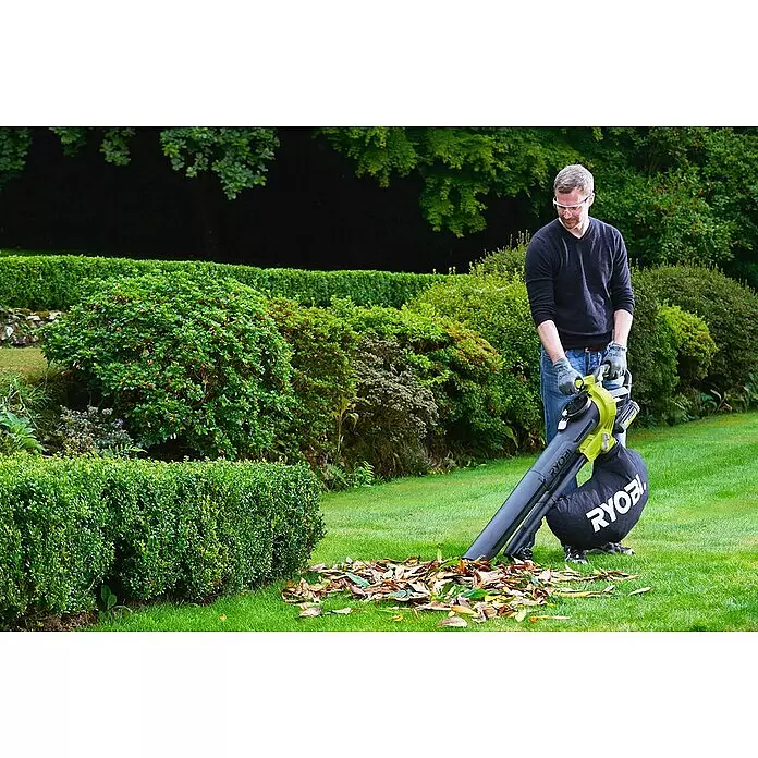 Ryobi Akku-Laubbläser RBV36B - 36 V, Ohne Akku, Blasgeschwindigkeit: 238 km/h, Blasleistung: 12,9 m³/min - Mann im Garten benutzt einen grün-schwarzen Ryobi Laubbläser/Sauger, um Blätter zu sammeln. Das Gerät hat einen schwarzen Auffangsack.