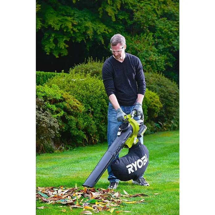 Ryobi Akku-Laubbläser RBV36B - 36 V, Ohne Akku, Blasgeschwindigkeit: 238 km/h, Blasleistung: 12,9 m³/min - Ein Mann benutzt einen Laubsauger der Marke Ryobi, um Blätter auf einem Rasen zu entfernen. Er trägt Schutzkleidung.