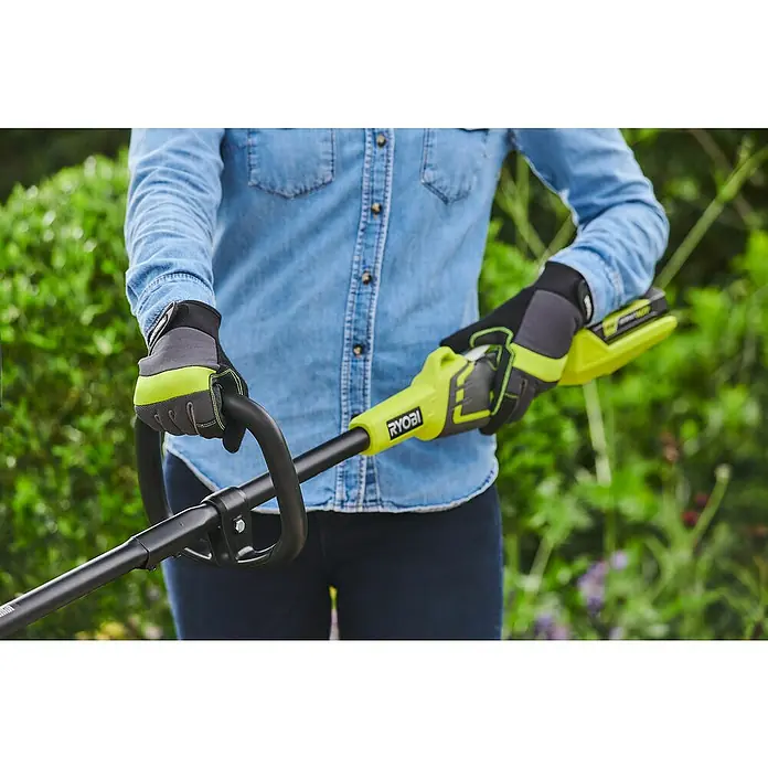 Ryobi Akku-Rasentrimmer RY36LT33A-120 - 36 V, 2 Ah, Li-Ionen, 1 Akku - Eine Person benutzt eine Ryobi-Gartenschere mit Handschuhen, um den Garten zu pflegen. Das Gerät ist hellgrün und schwarz.