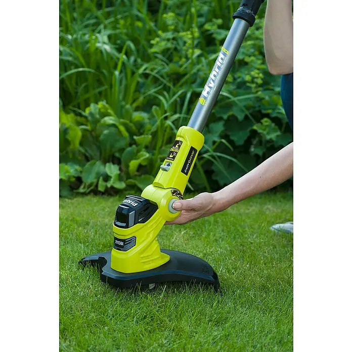 Ryobi ONE+ Hybrid-Rasentrimmer RLT1831H25F - 18 V, 2,5 Ah, Li-Ionen, 1 Akku - Nahaufnahme eines gelben Ryobi Hybrid-Rasentrimmers, der auf einem grünen Rasen verwendet wird.