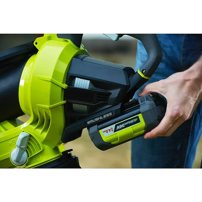 Ryobi Akku-Laubbläser RBV36B - 36 V, Ohne Akku, Blasgeschwindigkeit: 238 km/h, Blasleistung: 12,9 m³/min - Nahaufnahme eines Ryobi-Laubbläsers mit eingesetztem Akku, der die Akkubetriebene Funktionalität hervorhebt.