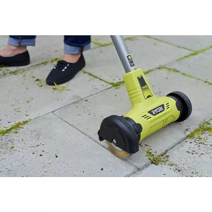 Ryobi ONE+ Limpiador de juntas de batería RY18PCA-0 - 18 V, Iones de litio, Sin batería - Limpiador de pavimentos Ryobi amarillo y negro con cepillo giratorio eliminando malas hierbas de las juntas de adoquines.