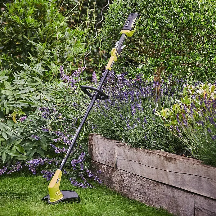 Ryobi Akku-Rasentrimmer RY36LT33A-120 - 36 V, 2 Ah, Li-Ionen, 1 Akku - Der Ryobi Akku-Rasentrimmer im Garten, bereit für die Rasenpflege. Praktisch und effizient für präzise Kantenschnitte.