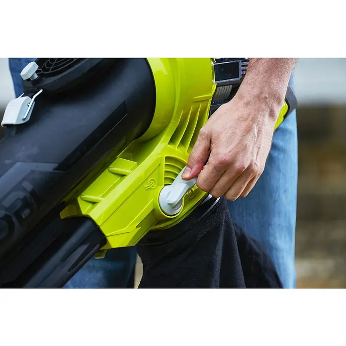 Ryobi Akku-Laubbläser RBV36B - 36 V, Ohne Akku, Blasgeschwindigkeit: 238 km/h, Blasleistung: 12,9 m³/min - Nahaufnahme eines Mannes, der den Schalter eines Ryobi Laubbläsers betätigt, um ihn für die Gartenarbeit einzustellen.