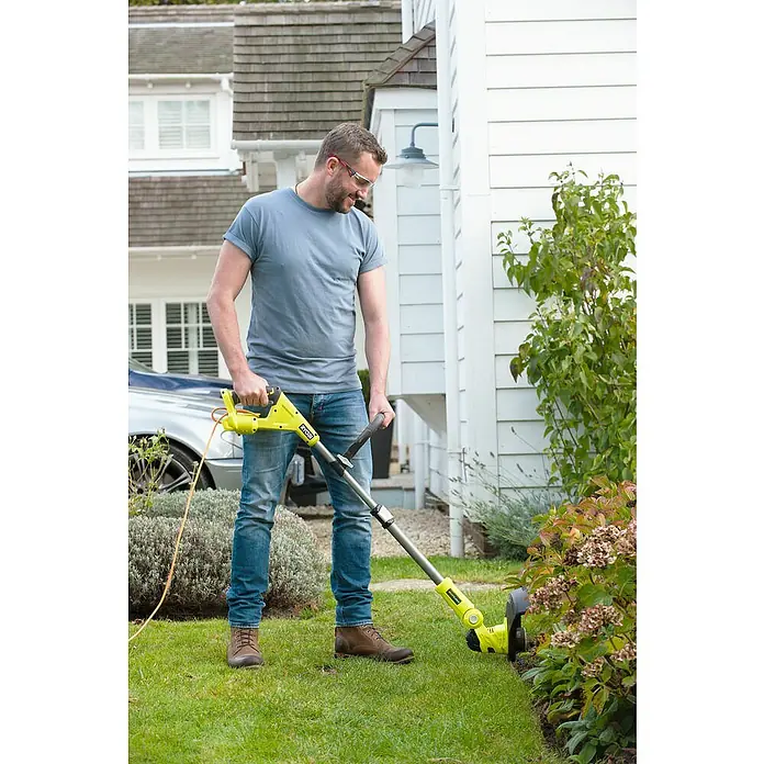 Ryobi ONE+ Hybrid-Rasentrimmer RLT1831H25F - 18 V, 2,5 Ah, Li-Ionen, 1 Akku - Mann schneidet mit einem gelben Ryobi Rasentrimmer den Rasen. Das Gerät ist ideal für präzise Rasenkanten und kleine Flächen.