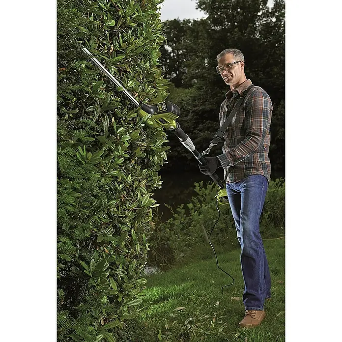 Ryobi Teleskop-Heckenschere RPT4545E - 450 W - Mann schneidet Hecke mit einer RYOBI-Heckenschere.
