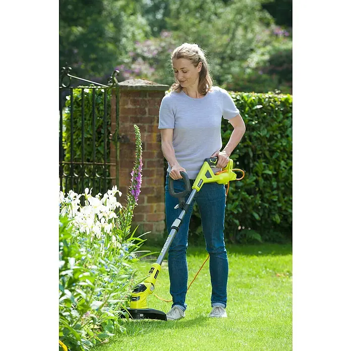 Ryobi ONE+ Hybrid-Rasentrimmer RLT1831H25F - 18 V, 2,5 Ah, Li-Ionen, 1 Akku - Frau trimmt Rasen mit einem gelben Rasentrimmer von Ryobi. Das Gerät ist ideal für die Rasenpflege und Kantenschnitt.