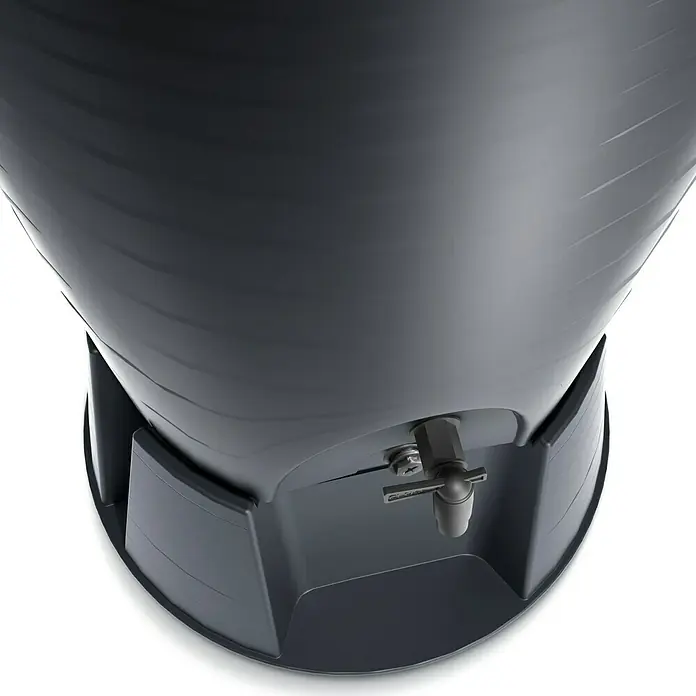 Auslaufhahn - Passend für: Regentonnen Maze, Tube, Aquacan, Smooth, Peruno, Aqua Tower & Tower Stone - Nahaufnahme einer schwarzen Regentonne mit einem Hahn, der die Funktionalität und das Design hervorhebt. Ideal für umweltbewusste Wasserspeicherung.