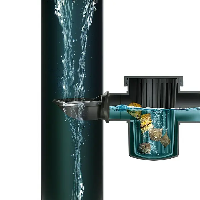 Regenwasserfilter - Passend für: Regentonne Maze, Tube, Aquacan, Smooth, Peruno, Aqua Tower, Tower Stone - Das Bild zeigt einen Dachrinnenfilter mit Wasser und Blättern, der das Eindringen von Verstopfungen in das Fallrohr verhindert.