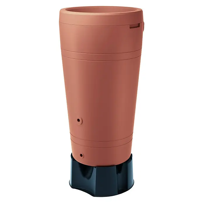 Regenspeicher Tube - 230 l, Terrakotta - Nahaufnahme einer Terrakotta-Regentonne auf einem schwarzen Sockel, ideal für die Gartenarbeit und Wassersammlung.