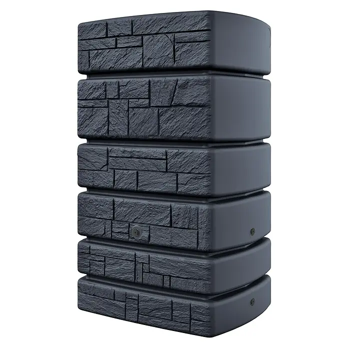 Regenspeicher Tower Stone - 500 l, Anthrazit - Ein detailreiches Bild eines gestapelten, grauen Regenspeichers mit Steinmuster, der eine rustikale und dennoch moderne Ästhetik bietet.