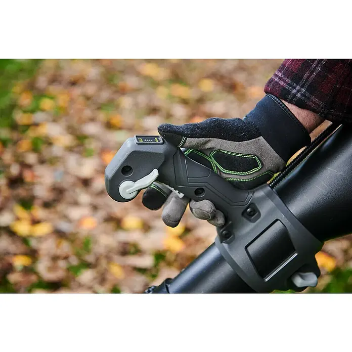 Ryobi Akku-Laubbläser RY36BPXA-0 - 36 V, Ohne Akku, Blasgeschwindigkeit: 0 km/h, Blasleistung: 17,7 m³/min - Eine Hand mit Arbeitshandschuh bedient einen grauen Griff mit weißem Hebel, der an einem schwarzen Stab befestigt ist.