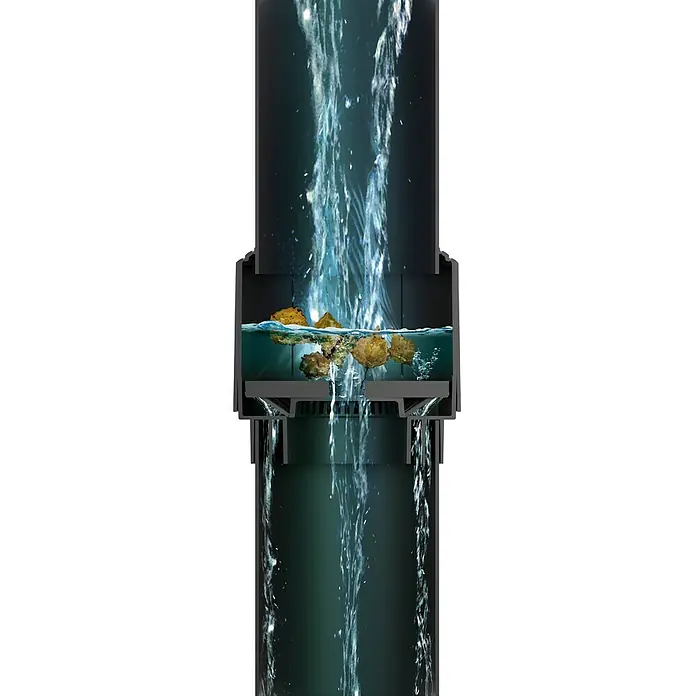 Regenwasserfilter - 4 -tlg., Passend für: Regentonne Maze, Tube, Aquacan, Smooth, Peruno, Aqua Tower, Tower Stone - Produktabbildung eines Abflussrohrs mit Wasserfluss und integriertem Filter. Das Rohr ist dunkel und der Filter hält Feststoffe zurück.