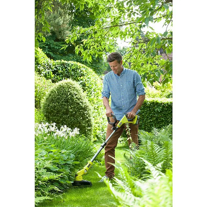 Ryobi ONE+ Akku-Rasentrimmer OLT1832 - 18 V, Li-Ionen, Ohne Akku - Ein Mann trimmt den Rasen mit einem gelben Rasentrimmer. Das Produkt ist leicht, kabellos und einfach zu bedienen für die Gartenarbeit.