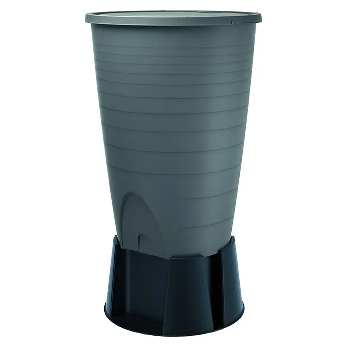 Regentonne Peruno Set - 260 l, Grau - Ein grauer Regenwassertank mit schwarzem Sockel. Ideal zum Sammeln von Regenwasser im Garten, bietet eine umweltfreundliche Lösung.