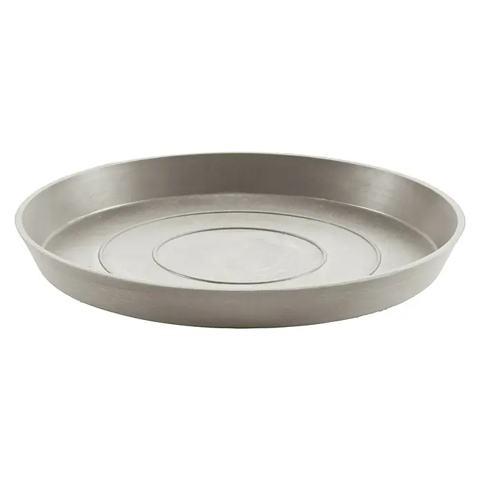 Ecopots Amsterdam Blumentopf-Untersetzer - Außenmaß (Ø x H): 27,8 x 3 cm, Kunststoff, Braungrau - Nahaufnahme einer runden, silbernen Pflanzgefäßuntertasse mit erhöhtem Rand und konzentrischen Kreisen auf schwarzem Hintergrund.