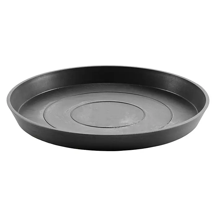 Ecopots Amsterdam Blumentopf-Untersetzer - Außenmaß (Ø x H): 43 x 3,5 cm, Kunststoff, Dunkelgrau - Aufnahme des Pflanztopf-Untersetzers. Der Untersetzer ist aus dunklem Kunststoff gefertigt und hat eine leicht erhöhte Mitte. Er ist für den Innenbereich geeignet.