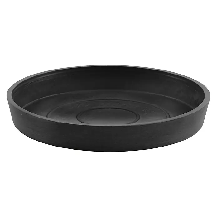Ecopots Amsterdam Blumentopf-Untersetzer - Außenmaß (Ø x H): 16,5 x 2,5 cm, Kunststoff, Dunkelgrau - Nahaufnahme einer schwarzen Pflanzenuntertasse, ideal für den Innen- und Außenbereich, um Ihre Oberflächen sauber und trocken zu halten.