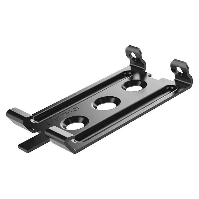 Montageklammer Rhombus - 30 Stk., 83 x 40 x 15 mm, Schwarz - Nahaufnahme einer schwarzen Gerätehalterung mit mehreren Löchern und Montagepunkten, die für eine sichere Befestigung sorgt.