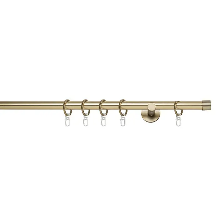 Stilgarnitur Function Cap - Länge Gardinenstange: 230 cm, Messing Matt - Eine goldene Gardinenstange mit Ringen und Haken, die für die Befestigung von Vorhängen verwendet werden, ist auf einem schwarzen Hintergrund zu sehen.