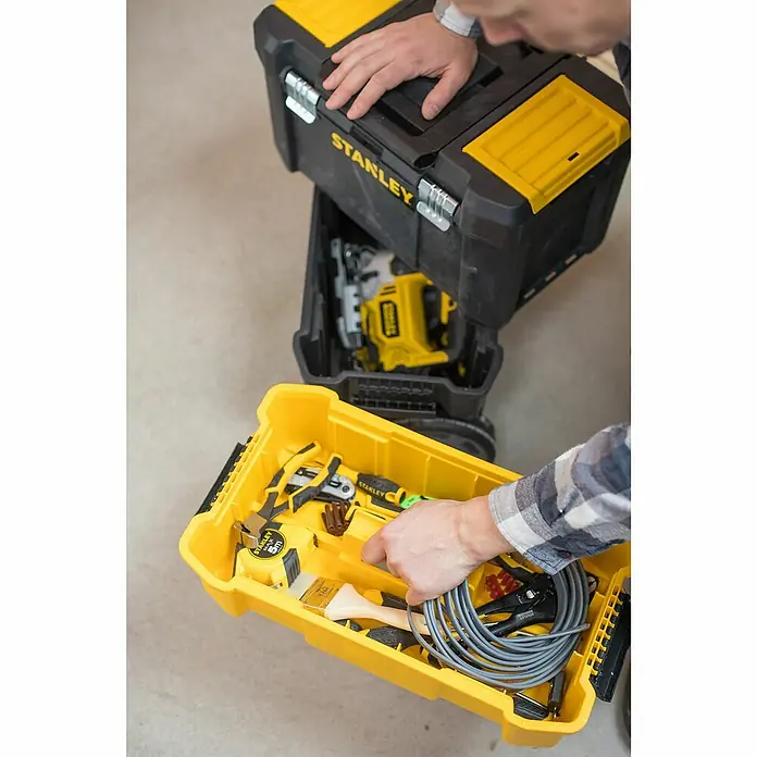 Stanley Rollende Profi-Box - Ohne Werkzeug, L x B x H: 47,5 x 28,5 x 62,3 cm - Ein gelber Stanley Werkzeugkasten mit Werkzeugen und ein schwarzer Stanley Werkzeugkasten.