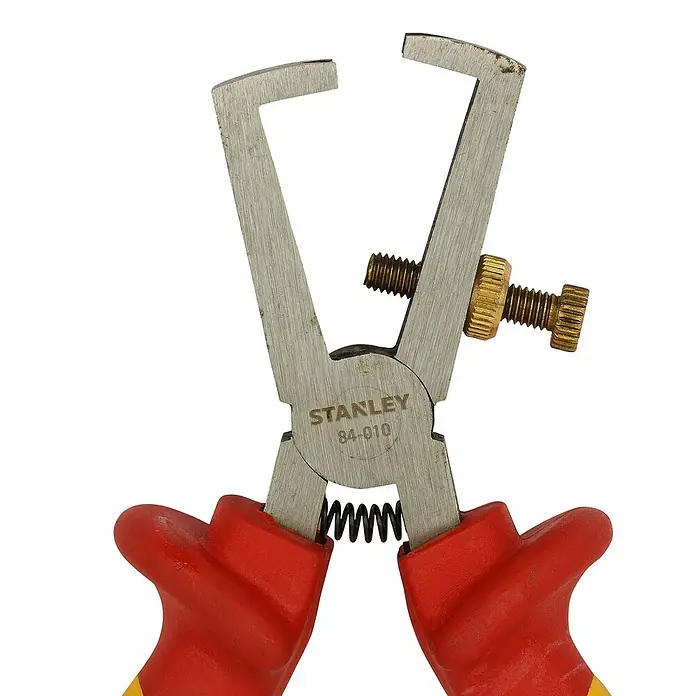 Stanley FatMax Abisolierzange VDE 0-84-010 - Länge: 16 cm - Nahaufnahme einer Stanley 84-010 Abisolierzange mit roten Griffen, die ein präzises Abisolieren von Kabeln ermöglicht.