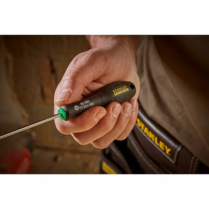 Stanley FatMax SchraubendreherTX 20, Klingenlänge: 100 mm - Nahaufnahme eines Stanley Fatmax Schraubendrehers in der Hand eines Handwerkers.
