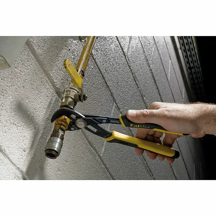 Stanley FatMax Wasserpumpenzange 0-84-648 - Länge: 254 mm - Nahaufnahme einer Stanley FatMax Wasserpumpenzange, die an einem Rohr befestigt ist. Ideal zum Greifen und Drehen von Rohren.