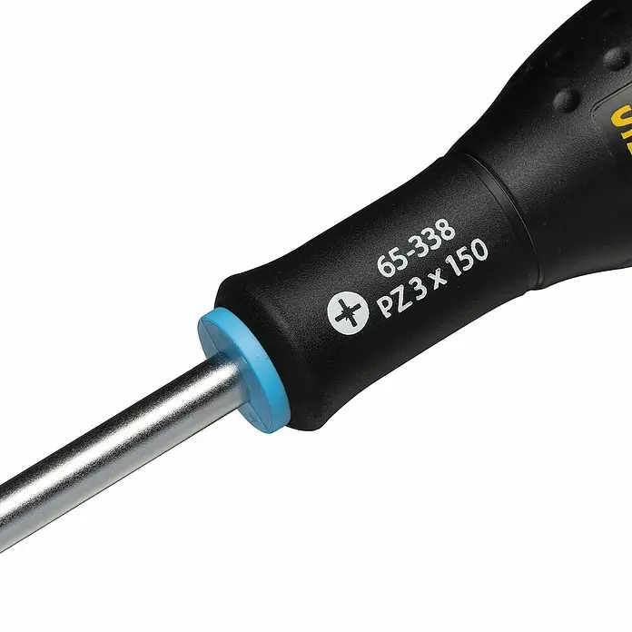 Stanley FatMax Schraubendreher - PZ 3, Klingenlänge: 150 mm - Nahaufnahme eines Kreuzschlitzschraubendrehers PZ3 x 150 mit blauem Griffring und schwarzem Griff.