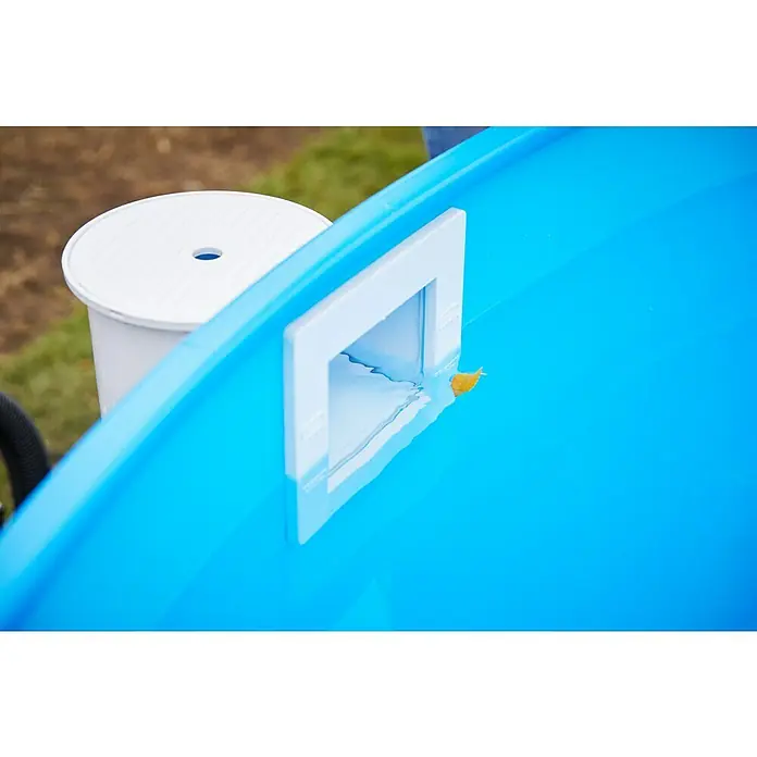 myPool Einbauskimmer-Set - Kunststoff - Nahaufnahme eines Pools mit einem Skimmer und einem Laubfänger, die sauberes Wasser gewährleisten.