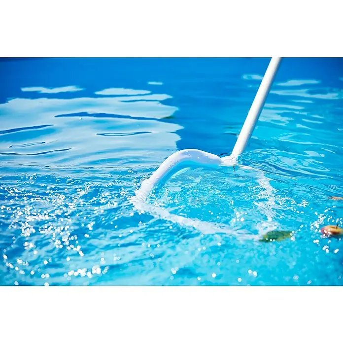 Malibu Laubkescher White - Kunststoff - Nahaufnahme eines weißen Poolreinigungsnetzes, das in klarem, blauem Wasser verwendet wird, um Blätter zu entfernen.