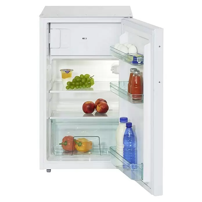 PKM Kühl-Gefrierkombination KS104.3EUB - Nutzinhalt Gesamt: 104 l, 55 x 49,1 x 83,5 cm, Weiß - Offener weißer Kühlschrank mit verschiedenen frischen Lebensmitteln auf Regalen und in Türfächern.