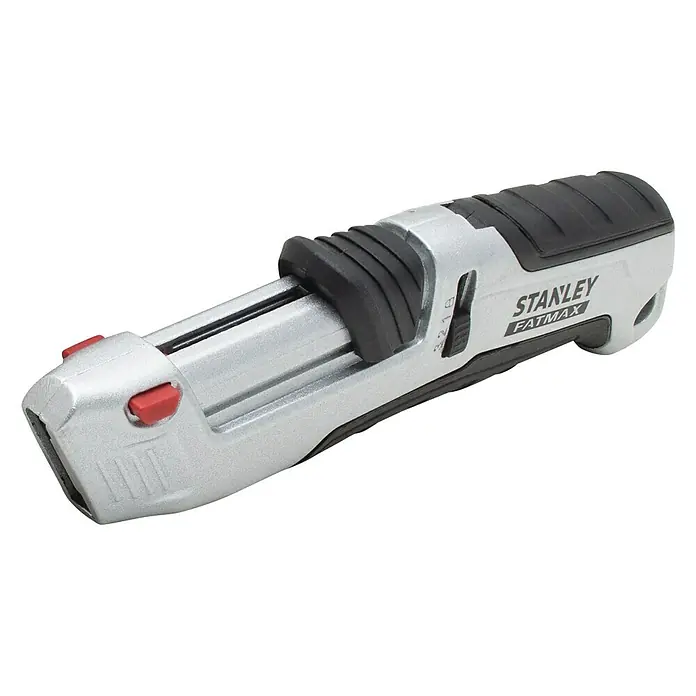Stanley FatMax Sicherheitsmesser FMHT10367-0 - Trapezklinge - Nahaufnahme eines silbernen Stanley Fatmax Messers mit schwarzem Griff, das für seine Präzision und Haltbarkeit bekannt ist.
