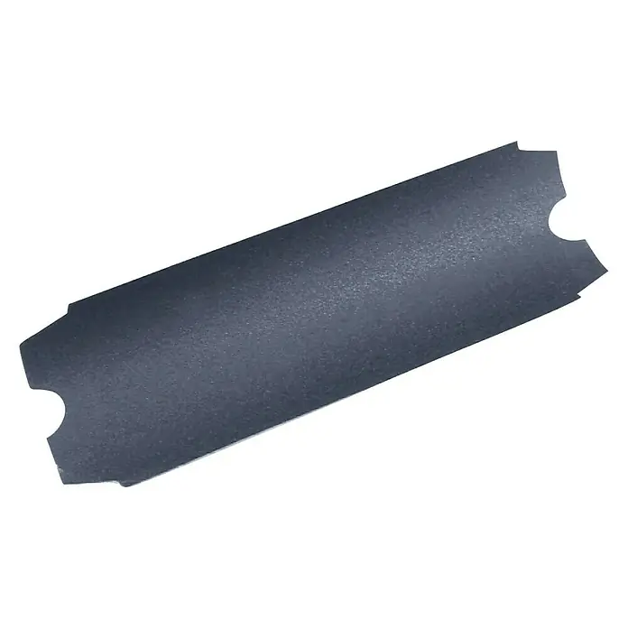 Stanley Schleifgitter - Körnung: 80, 300 x 105 mm, 10 Stk. - Nahaufnahme eines einzelnen, scharfen Rasiermessers mit dunkler Klinge, isoliert auf schwarzem Hintergrund.