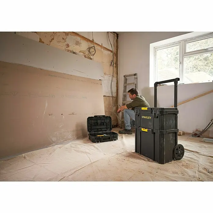 Stanley Werkzeugkoffer ESSENTIAL™ Quiklink Trolley STST83319-1 - L x B x H: 41 x 51,5 x 75,1 cm, Kunststoff - Stanley Werkzeugkoffer-System mit Rädern im Einsatz, ideal für den Transport von Werkzeugen auf Baustellen.