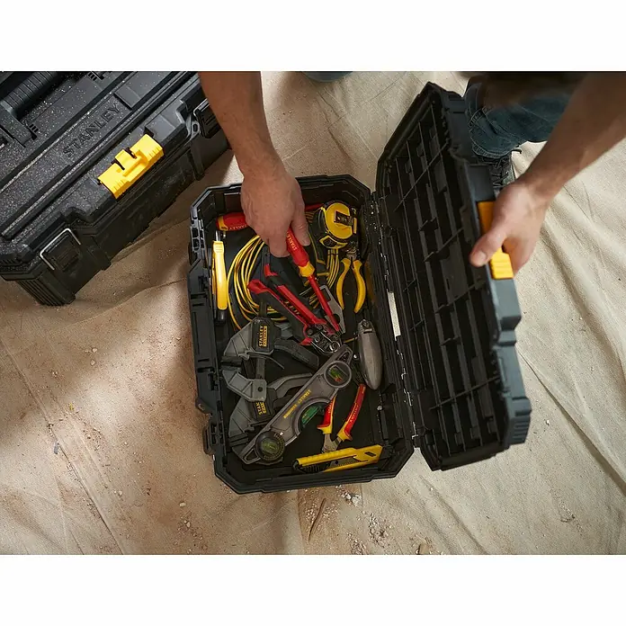 Stanley Werkzeugkoffer ESSENTIAL™ Quiklink Trolley STST83319-1 - L x B x H: 41 x 51,5 x 75,1 cm, Kunststoff - Stanley Werkzeugkasten mit einer Vielzahl von Werkzeugen, darunter Schraubendreher, Zangen und ein Maßband.