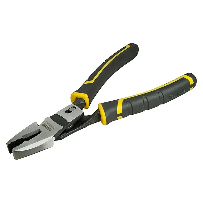Stanley FatMax Kombizange FMHT0-70813 - Art Griff: 2K - Nahaufnahme einer Kombinationszange von Stanley FatMax mit gelb-schwarzen Griffen auf schwarzem Hintergrund.