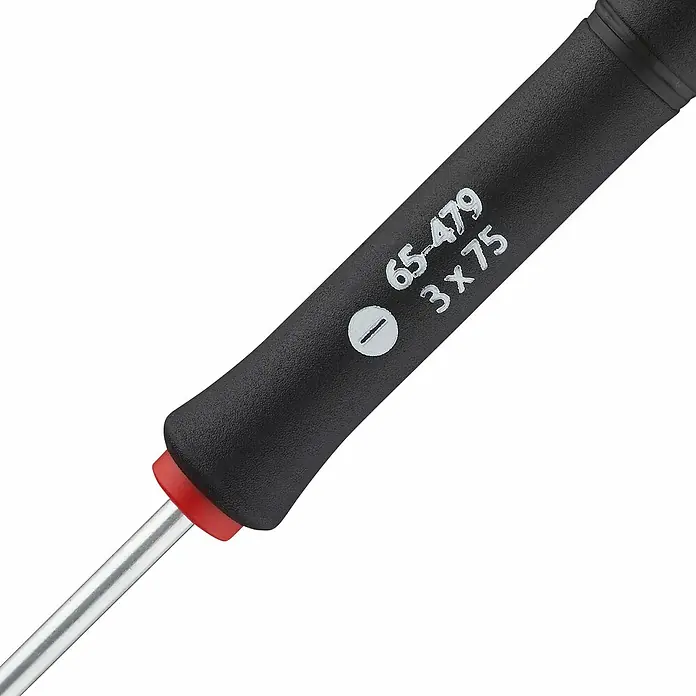 Stanley FatMax Schraubendreher - SL 3 mm, Klingenlänge: 75 mm - Nahaufnahme eines Schlitzschraubendrehers mit schwarzem Griff und rotem Ring, beschriftet mit "65-479 3x75", der für präzise Schraubarbeiten konzipiert ist.
