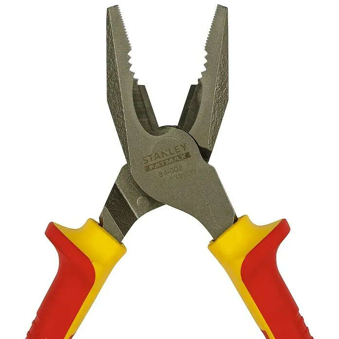 Stanley FatMax Kombizange VDE 0-84-002Länge: 20 cm - Nahaufnahme einer Stanley Fatmax Kombizange mit rot-gelben Griffen und gezahnten Backen.
