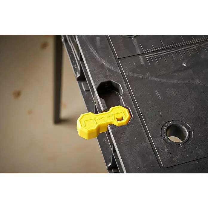 Stanley Werkbank ESSENTAIL™ STST83492-1 - L x B: 85 x 61 cm, Arbeitshöhe: 80 cm, Belastbarkeit: 320 kg, Schwarz/Gelb - Gelber Knebel an einer schwarzen Werkbank, der die Vielseitigkeit und Benutzerfreundlichkeit des Produkts hervorhebt.