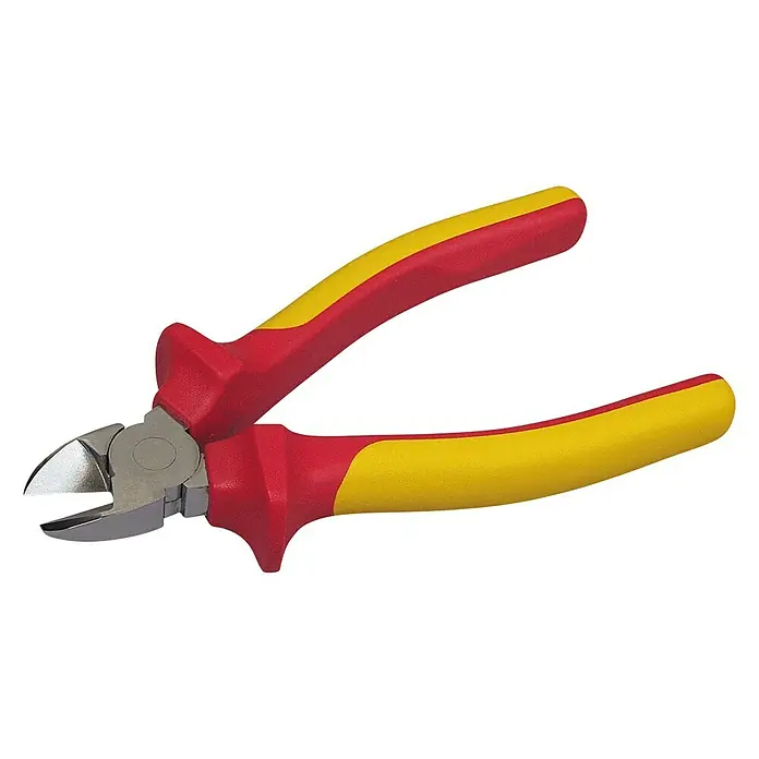 Stanley FatMax Seitenschneider VDE 0-84-009 - Länge: 16 cm - Seitenschneider mit gelb-roten Griffen. Das Werkzeug ist auf einem schwarzen Hintergrund zu sehen.