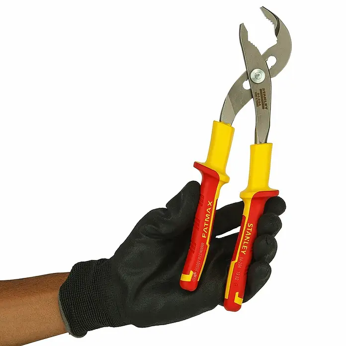 Stanley FatMax Wasserpumpenzange VDE 0-84-294Länge: 255 mm - Eine Hand mit einem schwarzen Handschuh hält eine Stanley Fatmax Wasserpumpenzange mit rot-gelben Griffen.