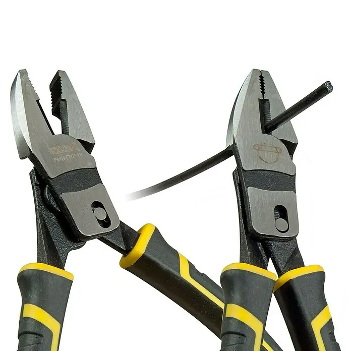 Stanley FatMax Kombizange FMHT0-70813 - Art Griff: 2K - Bild von Stanley Kabelschneider, der Kabel durchtrennt, mit schwarzem und gelbem Griff vor neutralem Hintergrund.