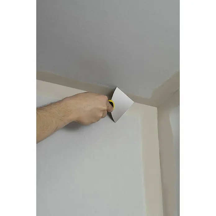 Stanley Spitzkelle STHT0-26089 - Stahl rostfrei - Ein Handwerker glättet eine Wand mit einem Spachtel, um eine perfekte Oberfläche zu erzielen. Das Werkzeug ist ideal für Renovierungsarbeiten.