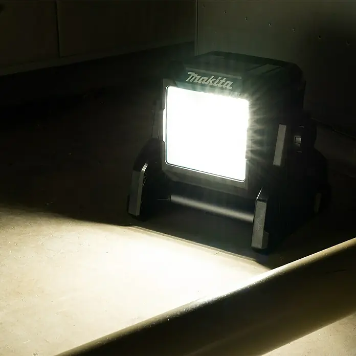 Makita LXT 18V LED-Akkustrahler ML003G - 18 V, Ohne Akku - Makita Akku-Baustrahler, der helles Licht spendet. Ideal für Baustellen und andere Arbeitsbereiche, die eine gute Ausleuchtung erfordern.