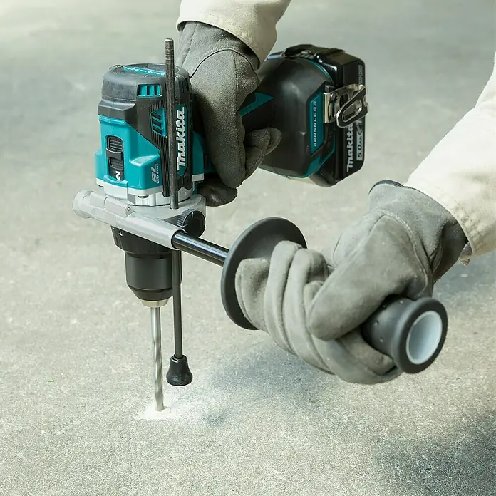 Makita LXT 18V Akku-Schlagbohrschrauber DHP486RTJ - 18 V, 2 Akkus, 5 Ah, 130 Nm - Nahaufnahme einer Makita-Bohrmaschine mit Akku im Einsatz, ideal für professionelle Handwerker und Heimwerker.