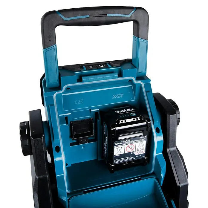 Makita LXT 18V LED-Akkustrahler ML003G - 18 V, Ohne Akku - Nahaufnahme einer Makita-Lampe mit eingesetztem Akku, die die robuste Bauweise und das professionelle Design des Produkts hervorhebt.