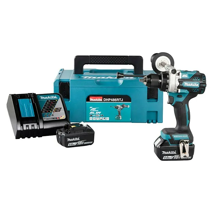 Makita LXT 18V Akku-Schlagbohrschrauber DHP486RTJ - 18 V, 2 Akkus, 5 Ah, 130 Nm - Ein Makita DHP486RTJ Akku-Bohrschrauber-Set mit Akku, Ladegerät und Zubehör in einem blauen Werkzeugkoffer.
