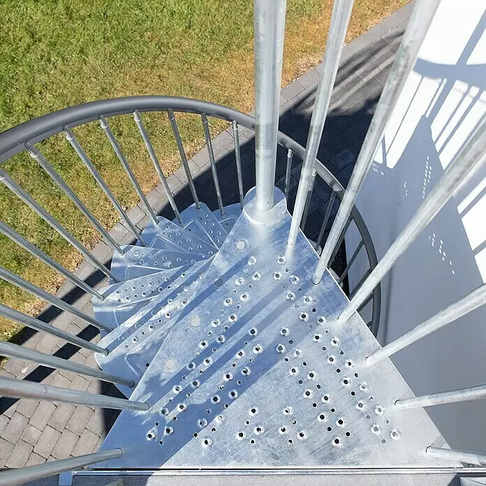 Dolle Außentreppe Gardenspin - Durchmesser: 185 cm, Geschosshöhe: 307,5 cm - 352,5 cm, Lochblechstufen, Silber - Detailaufnahme