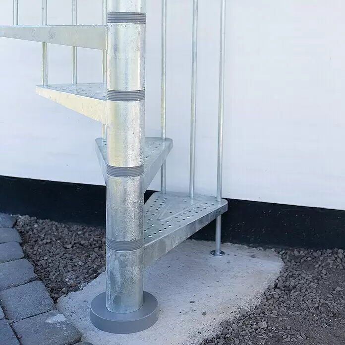 Dolle Außentreppe Gardenspin - Durchmesser: 185 cm, Geschosshöhe: 307,5 cm - 352,5 cm, Lochblechstufen, Silber - Stimmungsaufnahme